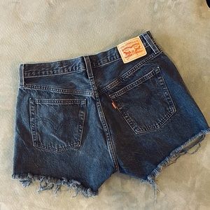 501 Levi ripped black jean short